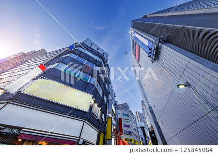 陽光明媚的東京建築 125845084
