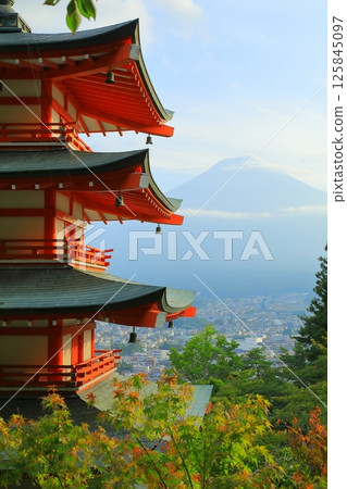 秋季的新倉山五重塔與富士山 125845097