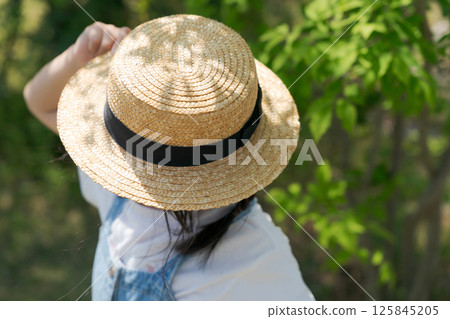 戴草帽的女孩 戴草帽的女孩 125845205
