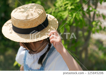 戴草帽的女孩 125845206