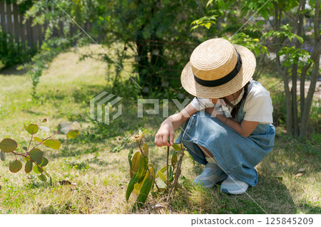 Girl wearing a straw hat 125845209