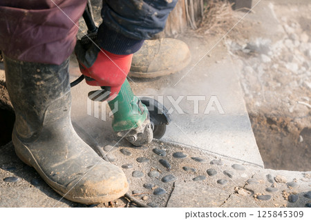 建築工人用圓盤磨床切割混凝土 建築工人用圓盤磨床切割混凝土 125845309