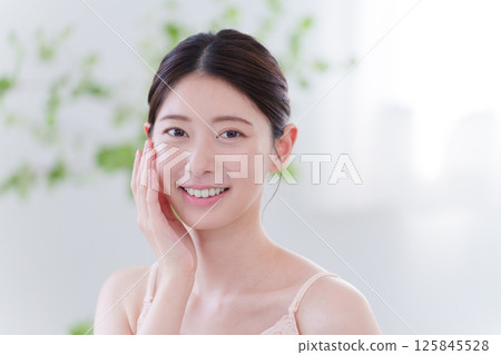 年輕的女士去護膚 年輕的女士去護膚 125845528