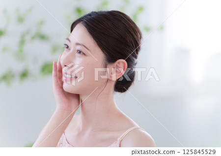 年輕的女士去護膚 年輕的女士去護膚 125845529