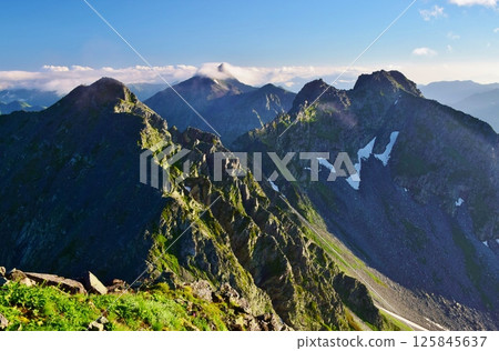 從穗高山眺望北阿爾卑斯山峰 125845637