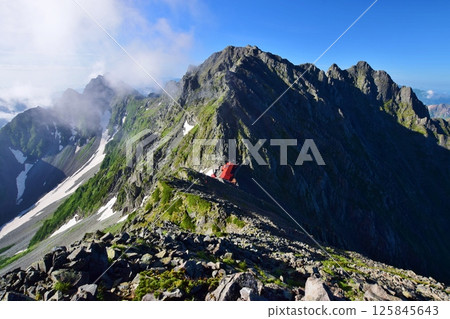 從穗高山眺望北阿爾卑斯山峰 125845643