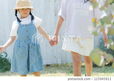 Sisters who walk hand in hand 125845811