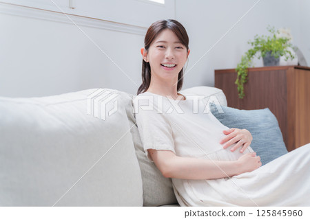 Smiling pregnant woman 125845960
