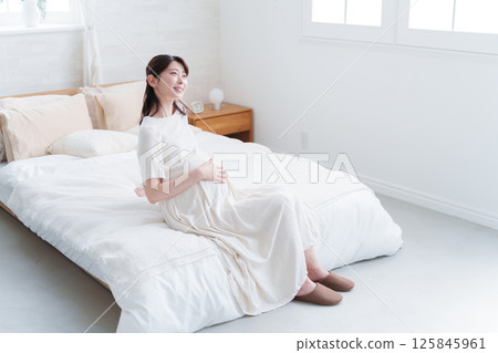 Smiling pregnant woman 125845961