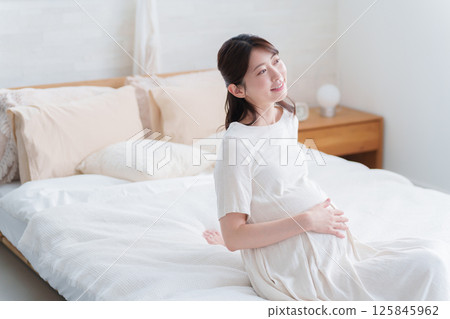 Smiling pregnant woman Smiling pregnant woman 125845962
