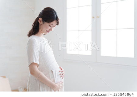 Smiling pregnant woman 125845964