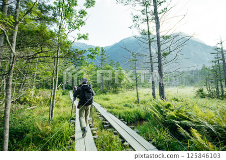 <長野>上高地的壯麗景色：岳澤沼澤和六百山 125846103
