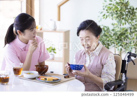 Nursing care image: Meal, Senior woman with no appetite 125846499