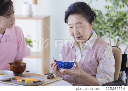 護理圖片:吃飯時,老年婦女沒有胃口 護理圖片:吃飯時,老年婦女沒有胃口 125846534