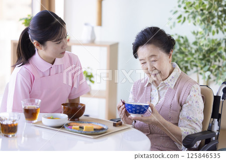 Nursing care image: Meal, Senior woman with no appetite 125846535