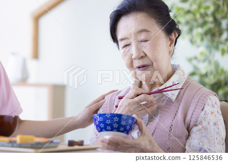 護理圖片：吃飯時，老年婦女沒有胃口 125846536