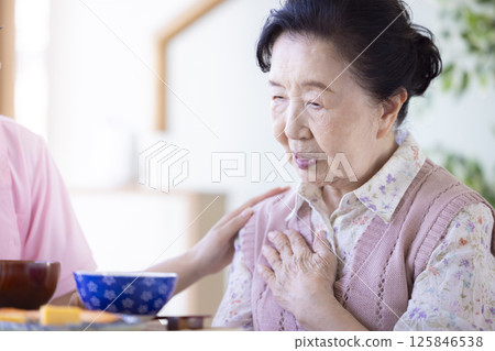Nursing care image: Meal, Senior woman with no appetite 125846538
