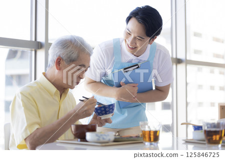 護理圖片：老人和護理人員吃飯 125846725