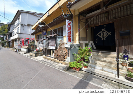湯之津溫泉街景:島根縣大田市的溫泉與歷史之城 湯之津溫泉街景:島根縣大田市的溫泉與歷史之城 125846758