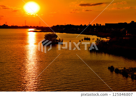 從千葉縣手賀沼橋欣賞手賀沼湖的夜景 125846807