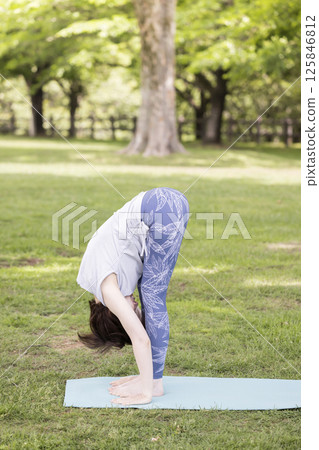 瑜珈外圖：女人伸展運動 125846812