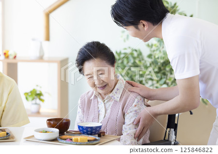 長期護理形象:老年婦女和護理人員吃飯 長期護理形象:老年婦女和護理人員吃飯 125846822