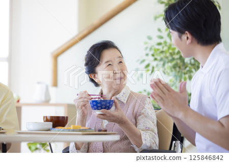 長期護理形象：老年婦女和護理人員吃飯 125846842