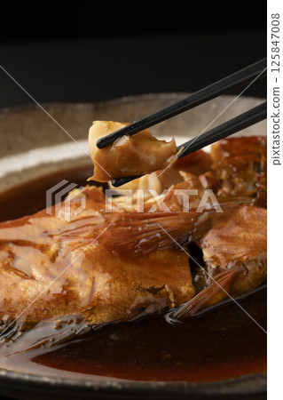 用筷子夾起煮熟的紅鯛魚 125847008