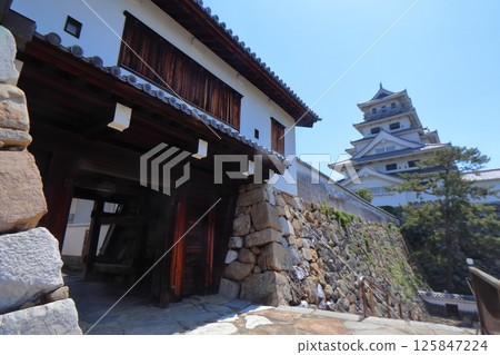 Imabari Castle Yamazatomon Gate and Honmaru Castle Tower (Imabari City, Ehime Prefecture) 125847224