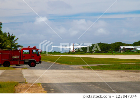 大洋洲和玻里尼西亞島國吐瓦魯首都富納富提環礁豐法萊島富納富提國際機場的跑道 125847374