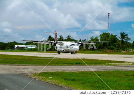 大洋洲和玻里尼西亞島國吐瓦魯首都富納富提環礁豐法萊島富納富提國際機場的跑道 125847375