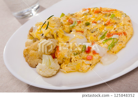 Omelet with cauliflower 125848352