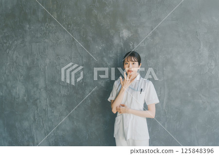 驚訝的年輕護士 125848396
