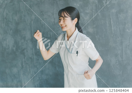 Young nurses running Young nurses running 125848404