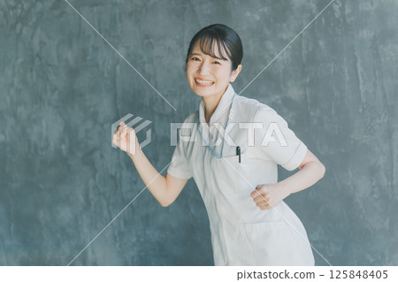 年輕護士奔跑 125848405