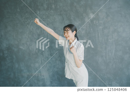 年輕的護士舉起拳頭 125848406