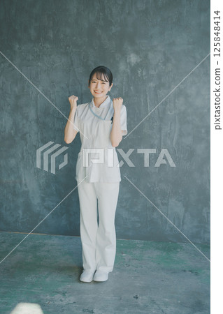 Encouraging young nurse 125848414