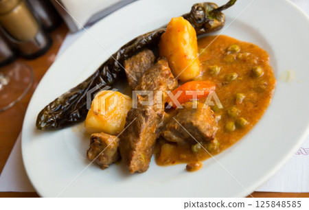 Juicy beef stew in gravy 125848585