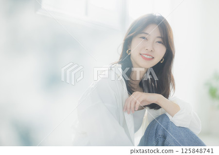 Young woman relaxing in the living room 125848741