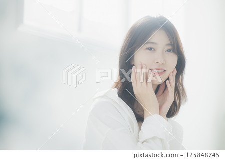 Young woman relaxing in the living room 125848745
