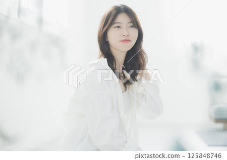年輕女子在客廳放鬆 125848746