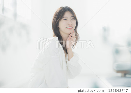 年輕女子在客廳放鬆 125848747