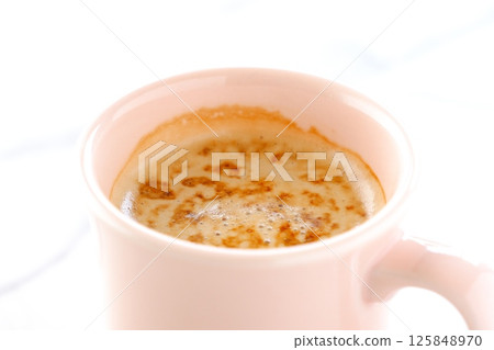 一邊喝著用濃縮咖啡和牛奶製成的拿鐵咖啡一邊放鬆的畫面。 一邊喝著用濃縮咖啡和牛奶製成的拿鐵咖啡一邊放鬆的畫面。 125848970