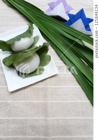 柏餅、鳶尾葉和摺紙頭盔 125849134