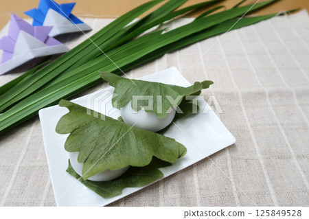Kashiwamochi, iris leaves and origami helmet 125849528