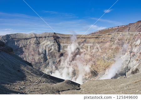 阿蘇火山口和藍天 125849600
