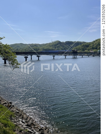 湖面上閃閃發光的傳統橋樑 125850266