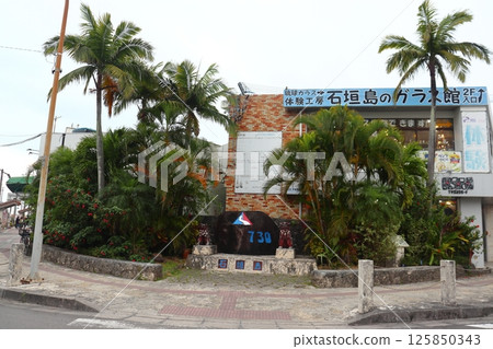 因沖繩本島回歸而改變車道的紀念碑（730十字路口紀念碑） 125850343