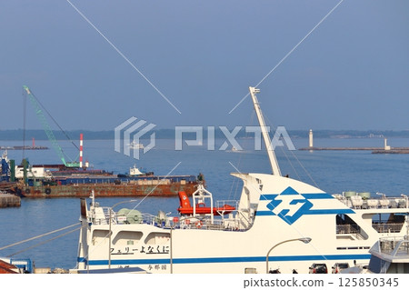 駛離石垣港的船隻和停泊的渡輪「與那國號」（背景為竹富島） 125850345