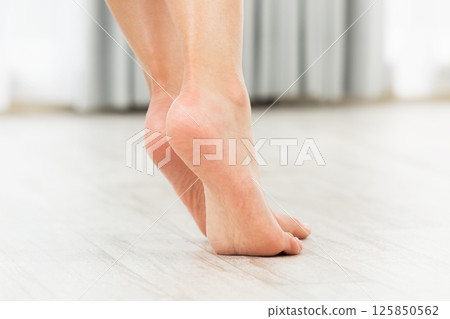 一位年輕的亞洲女性腳部的皮膚護理圖像。 一位年輕的亞洲女性腳部的皮膚護理圖像。 125850562